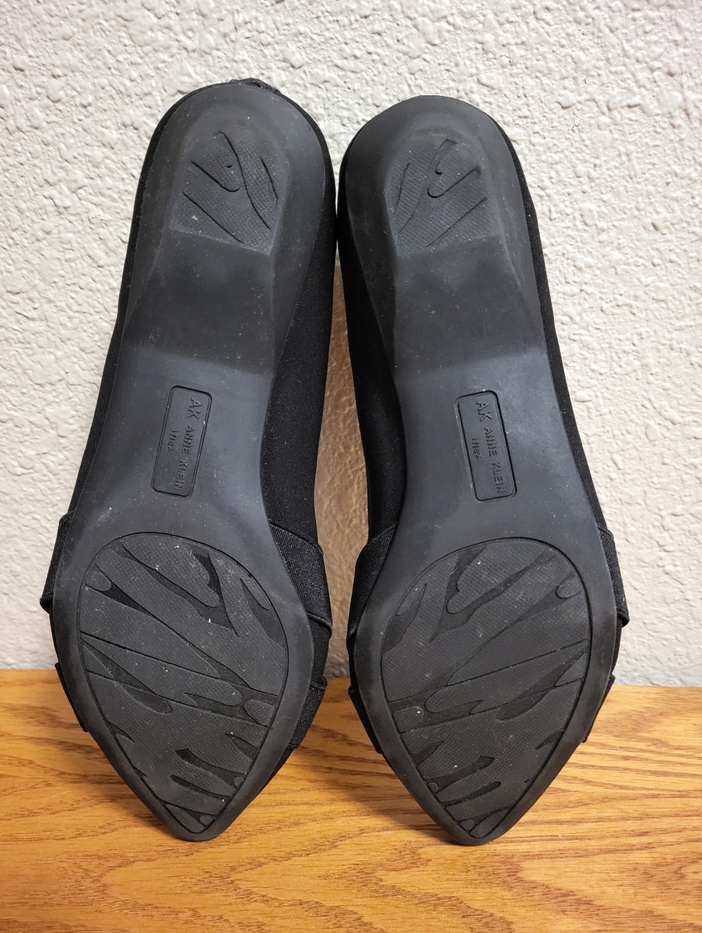 Anne Klein Black Ozzie Pointed Toe Flats Size 9M - Picture 9 of 10
